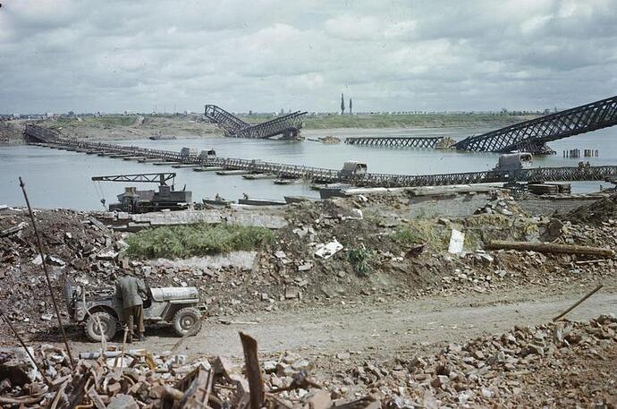 British_Eighth_Army_Troops_Crossing_the_River_Po,_Beyond_Ferrara,_Italy,_28_April_1945_TR2845