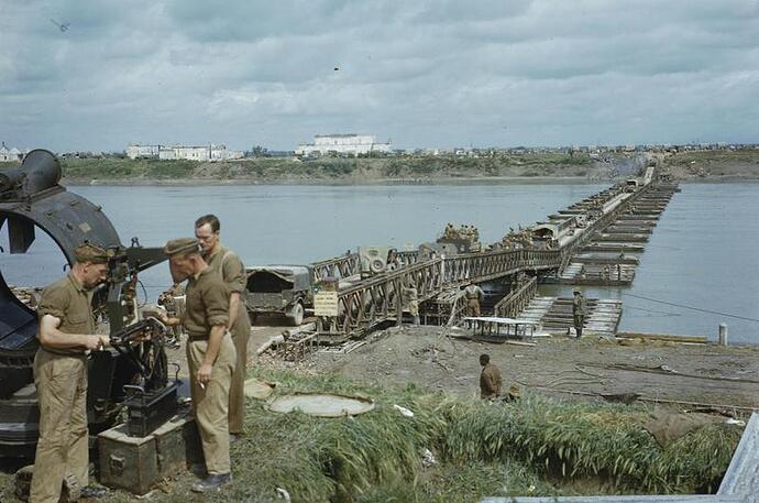 British_Eighth_Army_Troops_Crossing_the_River_Po,_Beyond_Ferrara,_Italy,_28_April_1945_TR2846