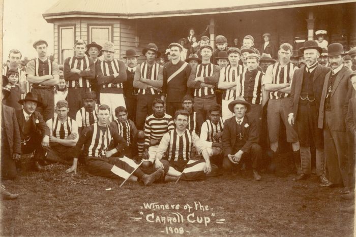 Football players pose for a team photograph, 1908.|700x467